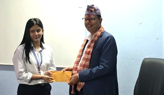 23औ निजामती सेवा दिवसको अवसरमा जिल्ला प्रशासन कार्यालय गोरखाबाट वर्ष उत्कृष्ट कर्मचारी सम्मान प्रदान / ग्रहण गर्दै