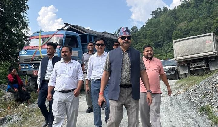 कृष्णभिरको बाटो पहिरोको कारण वन्द भए पस्चात वैकल्पिक बाटो फिस्लिङ वेनिघाटको बाटोको स्थलगत अनुगमन हुँदै